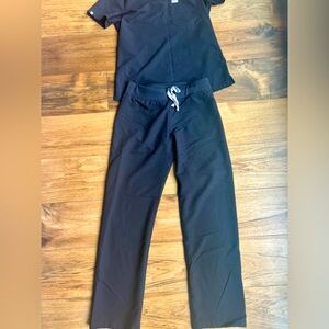 Figs women Catarina scrub top and Livingston pant size small
